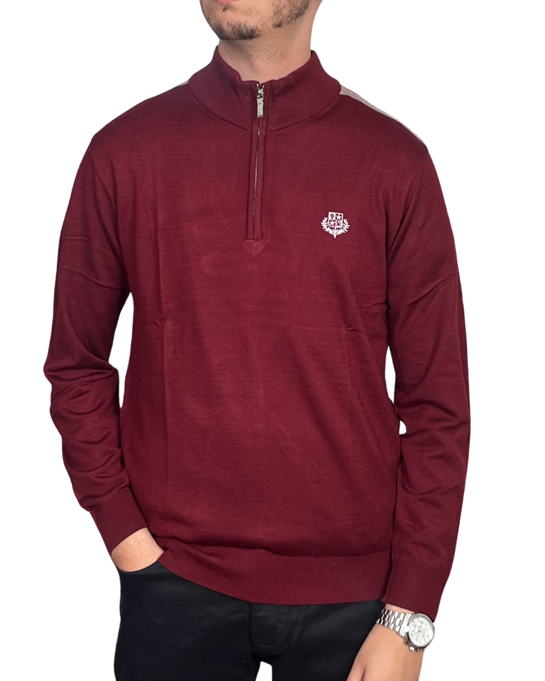 Pull Fin Demi-Zip à Écusson – Bordeaux Élégant