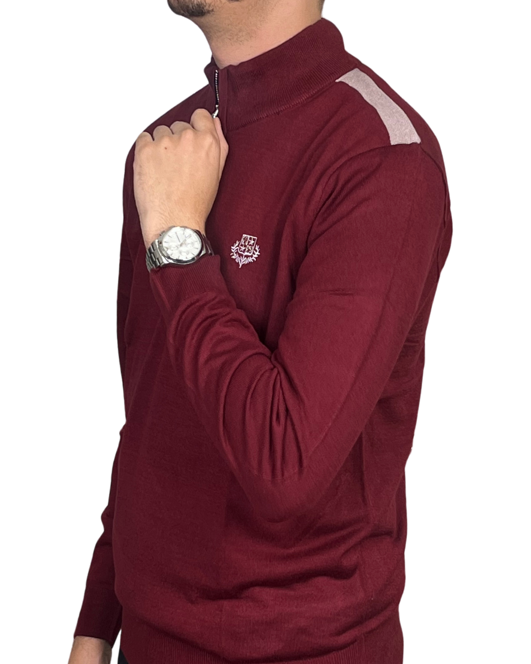 Pull Fin Demi-Zip à Écusson – Bordeaux Élégant – Image 3